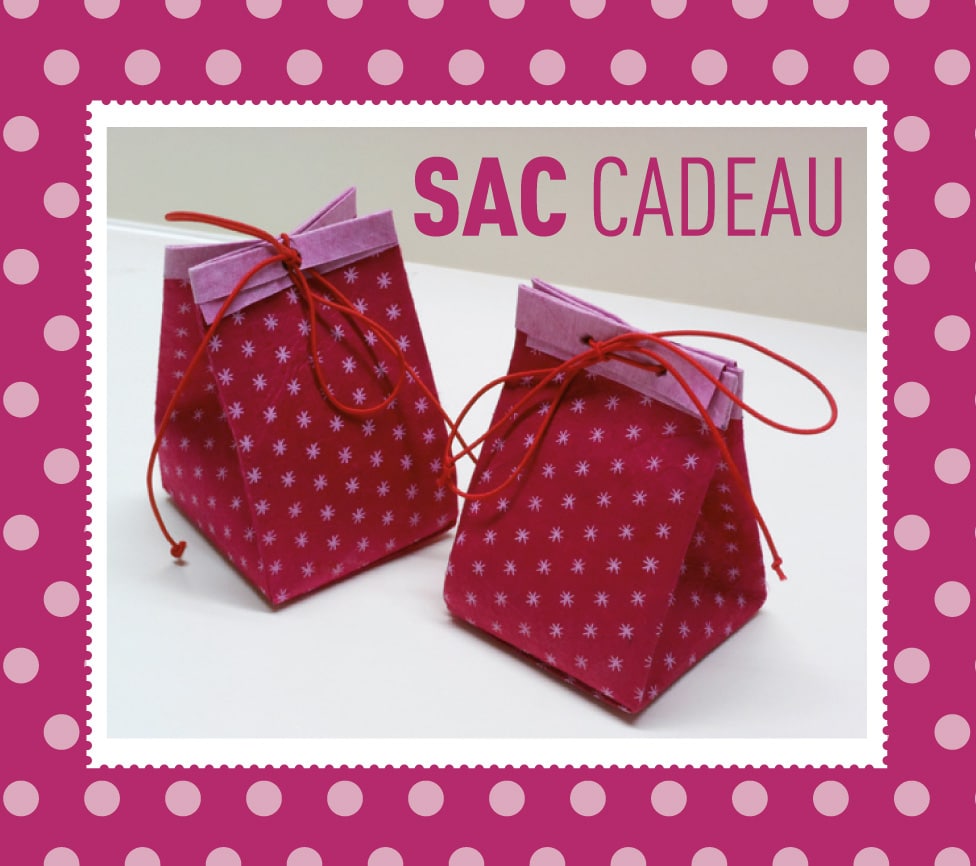 Petites pochettes cadeaux papier glacé rouge, petit sachet papier.