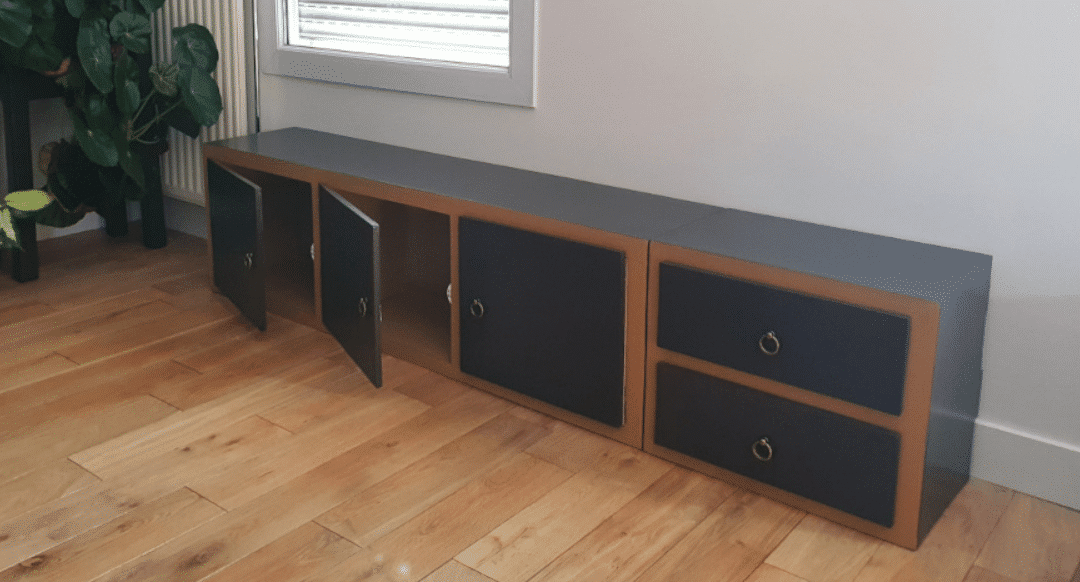 Atelier de fabrication d’un meuble en carton